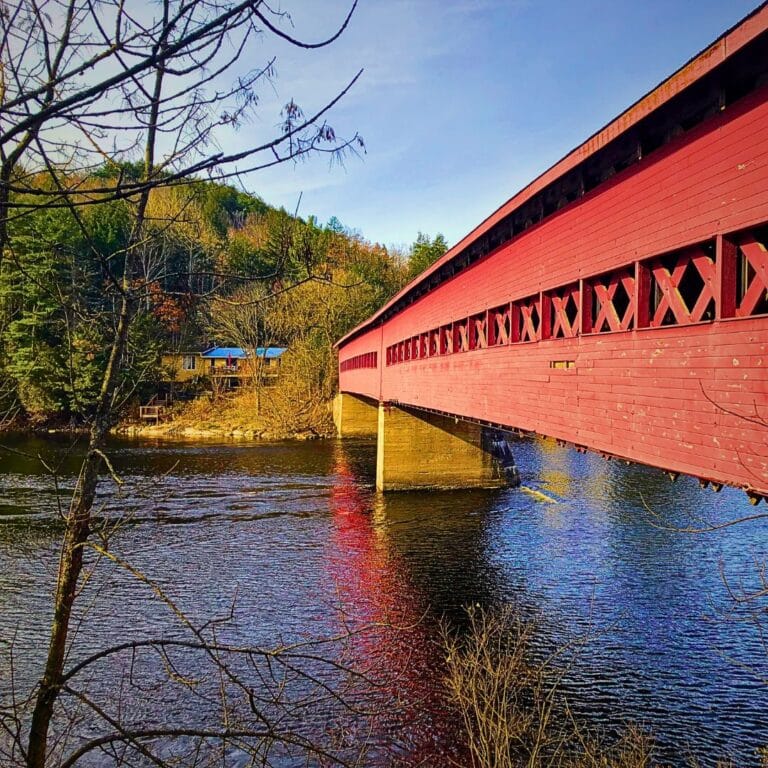 Podcast on the legal personhood of the Tenàgàdino Zibi / Gatineau River & the Rights of Nature with Gilbert Whiteduck & Yenny Vega Cardenas. Picture of a bridge over the Tenàgàdino Zibi